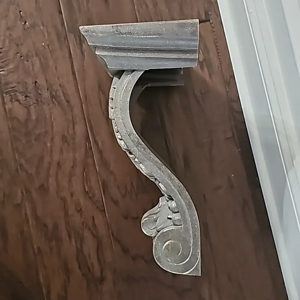 Home Interiors & Gifts Vintage Ornate fleur de lis accent Shelf